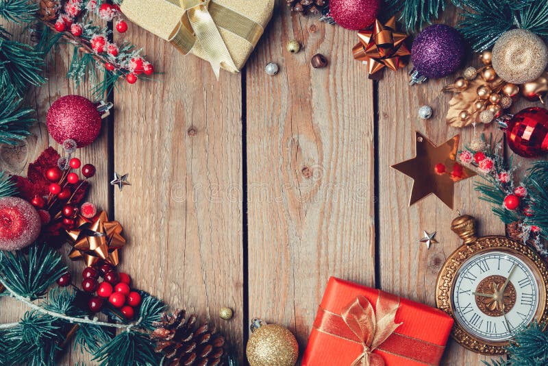Hölzerner Hintergrund des Weihnachtsfeiertags mit schönen Dekorationen und Verzierungen Ansicht von oben stockbild Hölzerner Hintergrund des Weihnachtsfeiertags mit schönen Dekorationen und Verzierungen Ansicht von oben stockbild