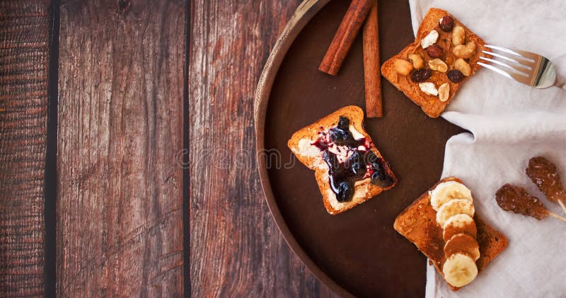 Hölzerner Hintergrund mit Morgentoast lizenzfreie stockfotos Hölzerner Hintergrund mit Morgentoast lizenzfreie stockfotos