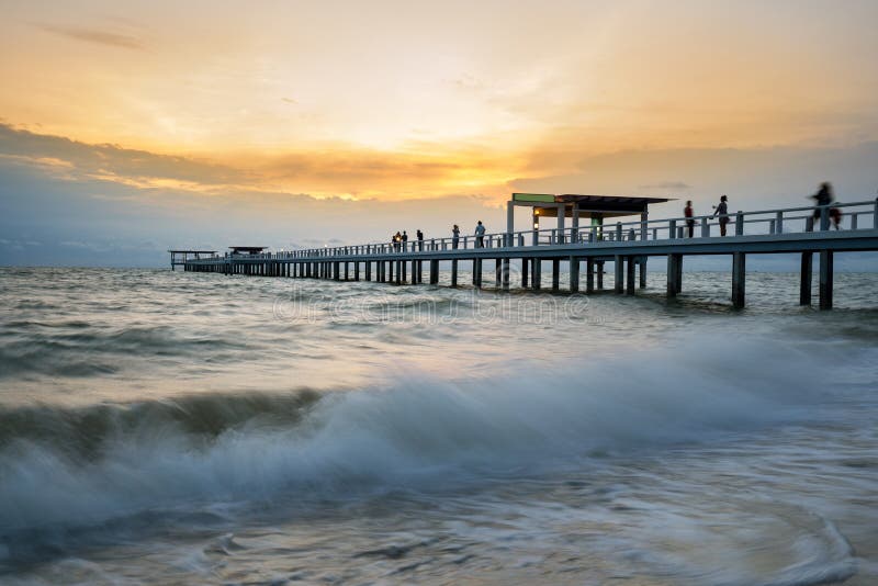 Hölzerner Pier zwischen Sonnenuntergang in Phuket, Thailand Sommer-, Reise-, Ferien- und Feiertagskonzept lizenzfreies stockfoto Hölzerner Pier zwischen Sonnenuntergang in Phuket, Thailand Sommer-, Reise-, Ferien- und Feiertagskonzept lizenzfreies stockfoto