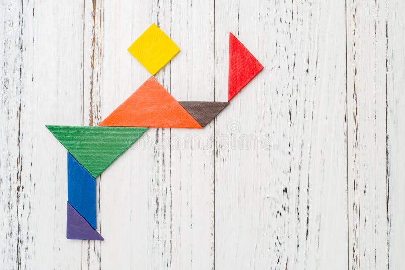 Hölzerner Tangram formte wie Leute, die seinen Hut beugen und entfernen lizenzfreie stockfotografie Hölzerner Tangram formte wie Leute, die seinen Hut beugen und entfernen lizenzfreie stockfotografie