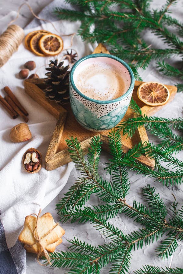 Hölzerner Tray Star Cup mit Kaffee-Cappuccino-Weihnachtsmorgen-Plätzchen-Dekorations-neues Jahr-Konzept-Winter-Stimmung stockfotos Hölzerner Tray Star Cup mit Kaffee-Cappuccino-Weihnachtsmorgen-Plätzchen-Dekorations-neues Jahr-Konzept-Winter-Stimmung stockfotos