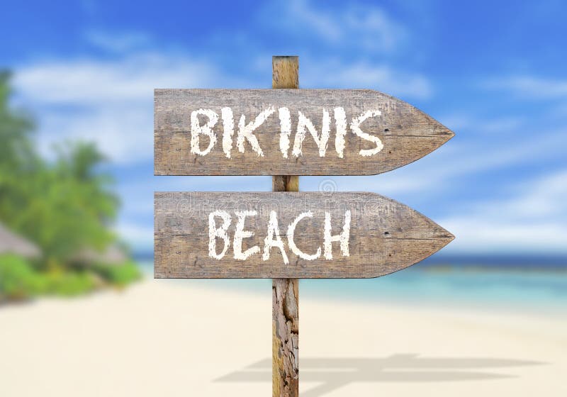 Hölzerner Wegweiser mit Bikinistrand stockfoto Hölzerner Wegweiser mit Bikinistrand stockfoto