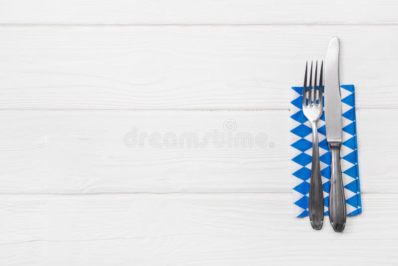 Hölzerner weißer Hintergrund für eine Menükarte mit Tischbesteck im blauen whi lizenzfreies stockfoto Hölzerner weißer Hintergrund für eine Menükarte mit Tischbesteck im blauen whi lizenzfreies stockfoto