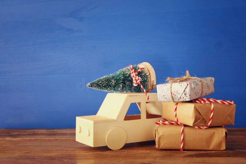 Spielen Sie Das Auto, Das Einen Weihnachtsbaum Auf Geschenkboxen