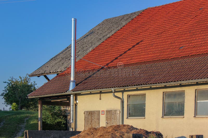 Alter Kamin Auf Einem Bauernhaus Stockbild - Bild von retro, häuschen