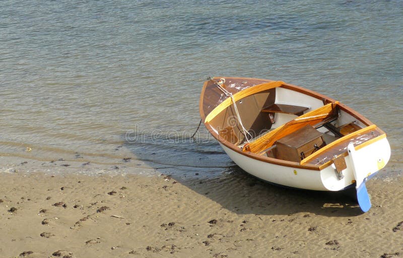 Hölzernes Boot verankert auf Strand lizenzfreie stockfotos