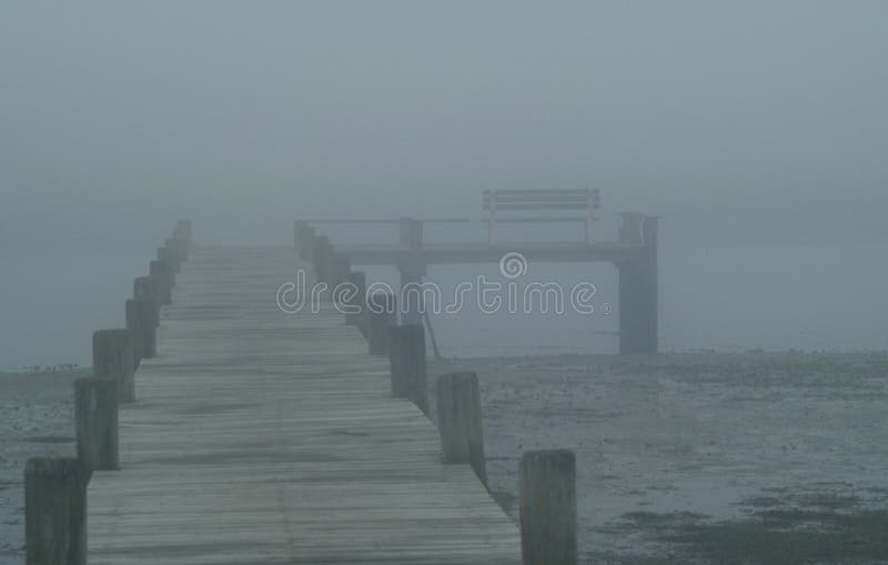 Hölzernes Dock im Nebel