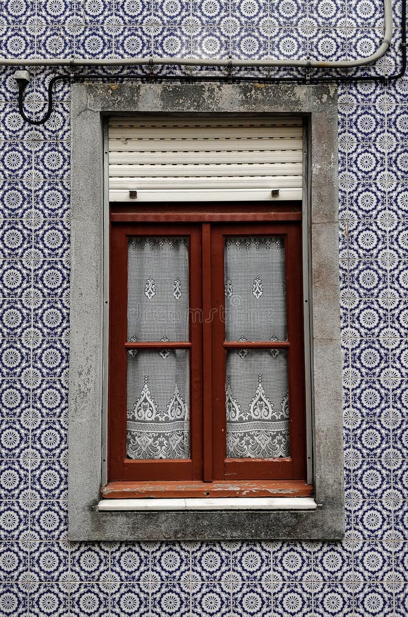 Hölzernes Fenster im typischen Haus mit blauen Fliesenwänden lizenzfreies stockbild Hölzernes Fenster im typischen Haus mit blauen Fliesenwänden lizenzfreies stockbild
