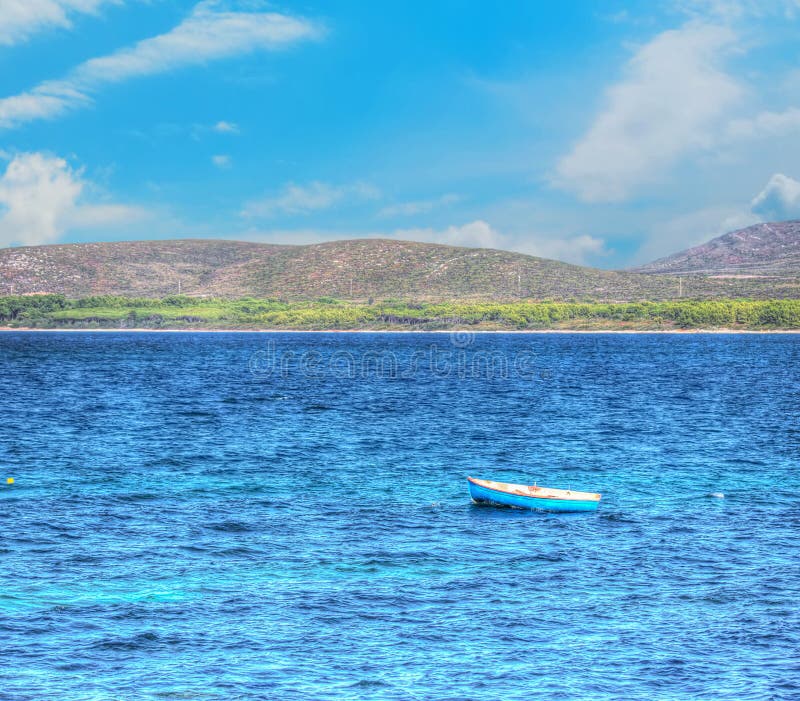 Hölzernes Fischerboot allein im Meer lizenzfreie stockfotografie Hölzernes Fischerboot allein im Meer lizenzfreie stockfotografie
