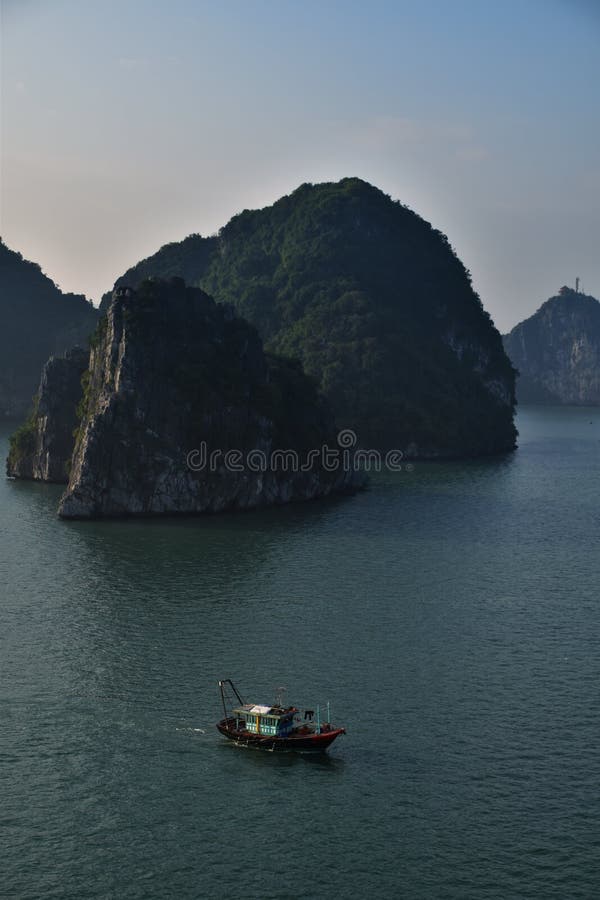 Hölzernes Fischerboot in Halong-Bucht, Vietnam lizenzfreie stockfotografie Hölzernes Fischerboot in Halong-Bucht, Vietnam lizenzfreie stockfotografie