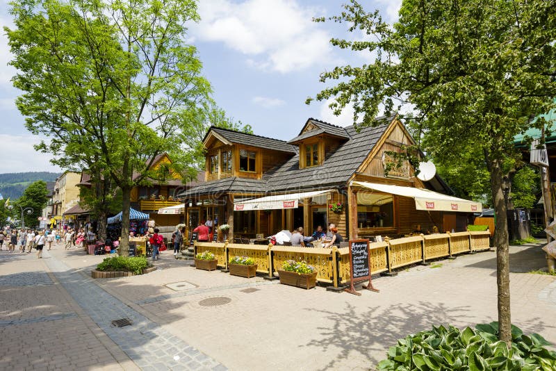 Hölzernes Gebäude des Restaurants bei Krupowki stockbilder Hölzernes Gebäude des Restaurants bei Krupowki stockbilder