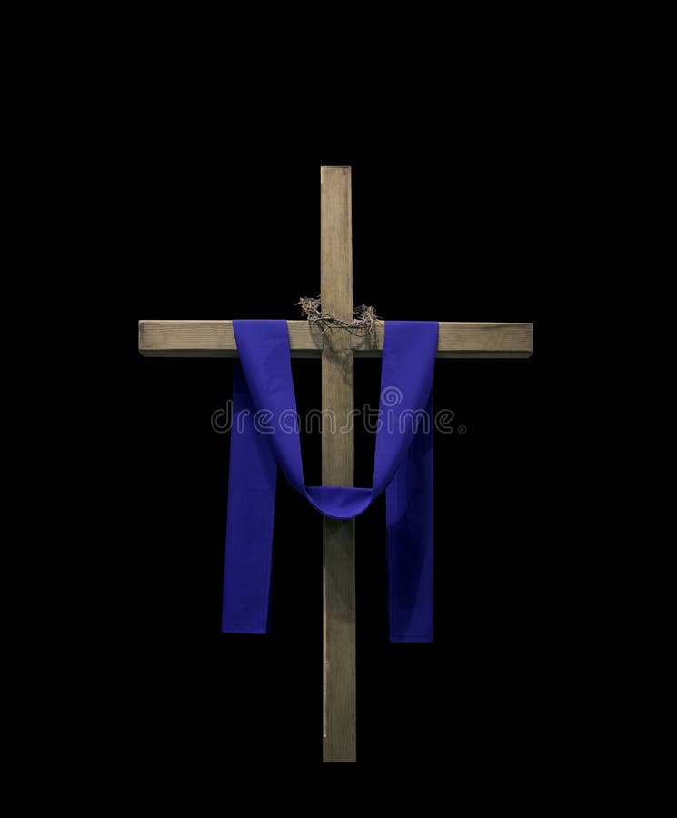 Hölzernes Kreuz drapiert mit purpurroten Gewebe und den Dornen stockfoto