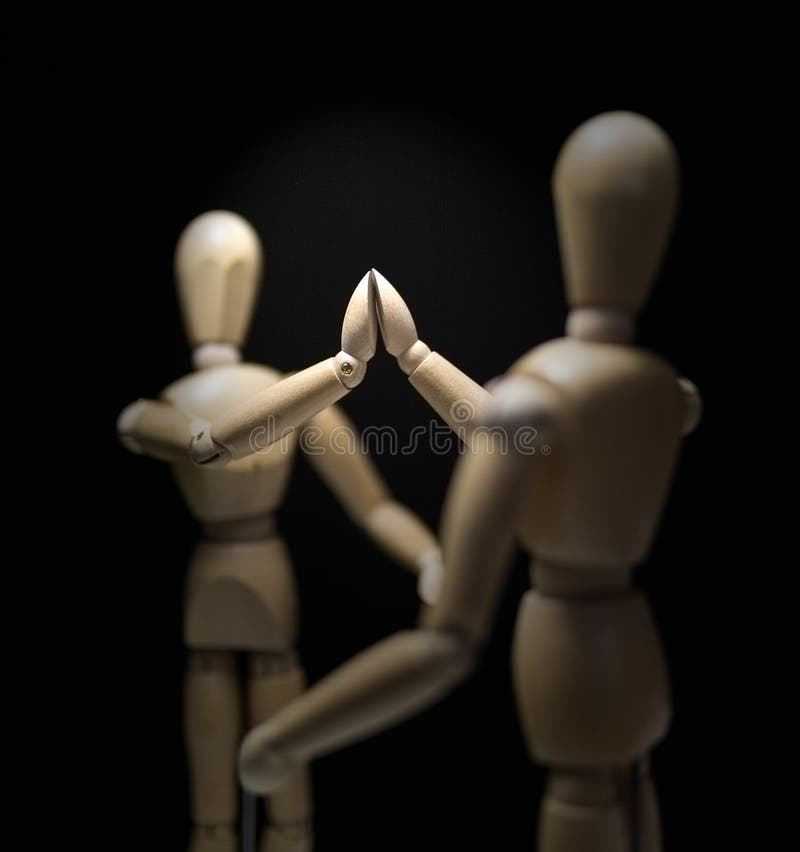 Hölzernes Mannequins-hi5-close-focusBlur-overshoulder 01 lizenzfreies stockfoto Hölzernes Mannequins-hi5-close-focusBlur-overshoulder 01 lizenzfreies stockfoto
