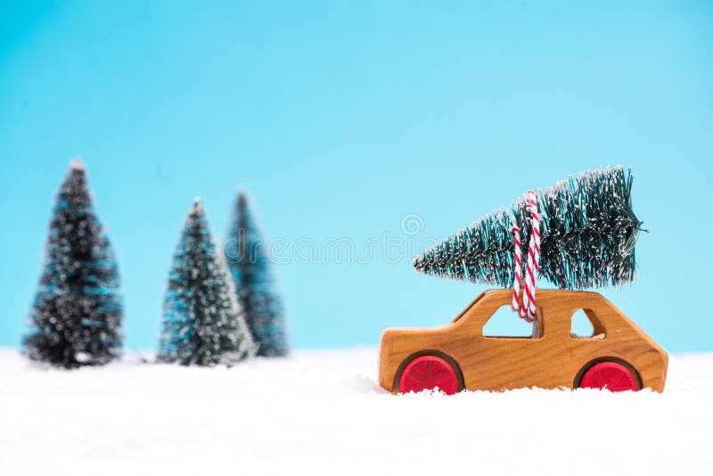 Hölzernes Spielzeugauto tragender Weihnachtsbaum stockfotos Hölzernes Spielzeugauto tragender Weihnachtsbaum stockfotos