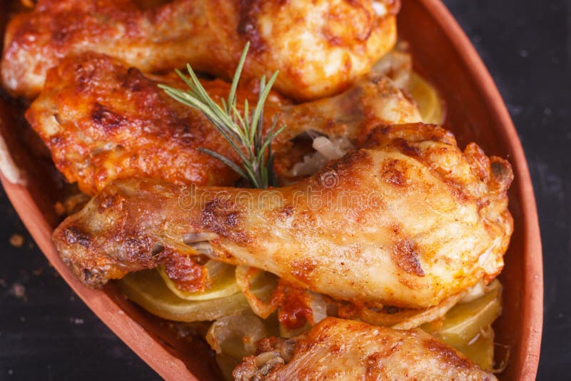 Höna i paprikasås som bakas i ugnen i krukmakeri fega djupa stekte ben marinated vingar arkivbilder Höna i paprikasås som bakas i ugnen i krukmakeri fega djupa stekte ben marinated vingar arkivbilder