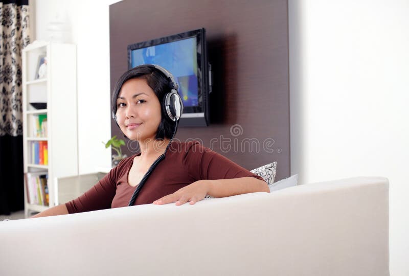 Hörende Musik der Frauen lizenzfreies stockbild Hörende Musik der Frauen lizenzfreies stockbild