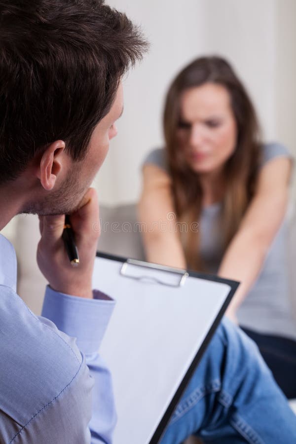 Hörender Psychotherapeut ihr Patient stockbild Hörender Psychotherapeut ihr Patient stockbild