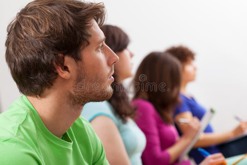 Hörender Vortrag der Studenten lizenzfreie stockfotos Hörender Vortrag der Studenten lizenzfreie stockfotos