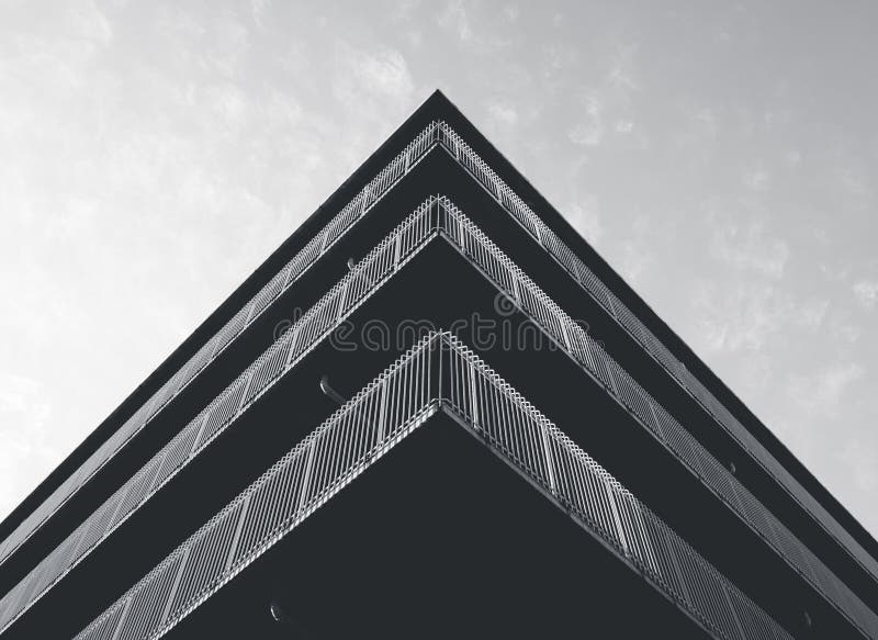 Hörn för fasad för arkitekturdetalj svartvitt modernt byggande arkivfoton