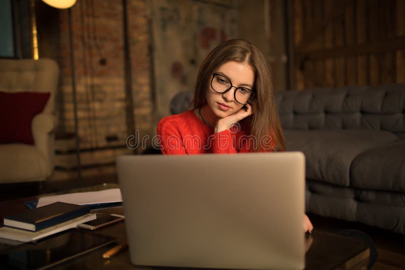 Hörschulung von Frauen über Netbook-Geräte stockbild