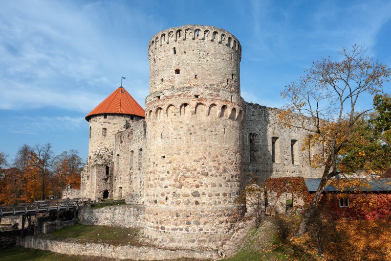 Hösten parkerar med fördärvar av medeltida slott i den Cesis staden, Lettland royaltyfri foto Hösten parkerar med fördärvar av medeltida slott i den Cesis staden, Lettland royaltyfri foto