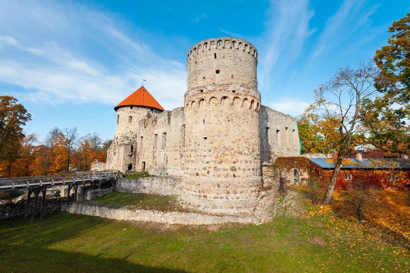 Hösten parkerar med fördärvar av medeltida slott i den Cesis staden, Lettland arkivfoto Hösten parkerar med fördärvar av medeltida slott i den Cesis staden, Lettland arkivfoto