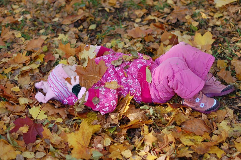 Höstflickan little går royaltyfri fotografi