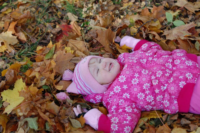 Höstflickan little går royaltyfri fotografi