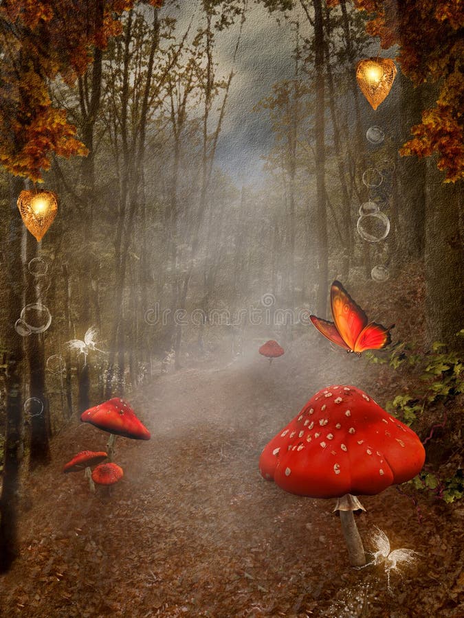 Höstlig skog med dimma och röda champinjoner