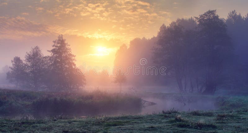 Höstmorgonsoluppgång Dimmigt landskap av gryning på floden Härlig nedgångplats av höstnaturen royaltyfri bild