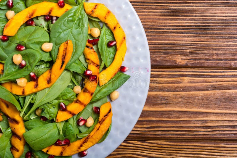 Höstsallad med den pumpaspenat, granatäpplet och kikärten Sund strikt vegetarianmat royaltyfri foto Höstsallad med den pumpaspenat, granatäpplet och kikärten Sund strikt vegetarianmat royaltyfri foto
