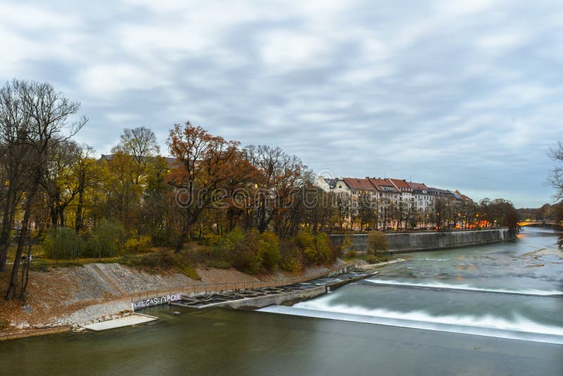 Höstsikt med den Isar floden i Munich, Tyskland arkivfoton Höstsikt med den Isar floden i Munich, Tyskland arkivfoton