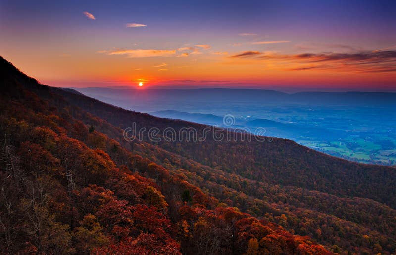 Höstsolnedgång över Shenandoahet Valley och appalachianen Mountai fotografering för bildbyråer Höstsolnedgång över Shenandoahet Valley och appalachianen Mountai fotografering för bildbyråer