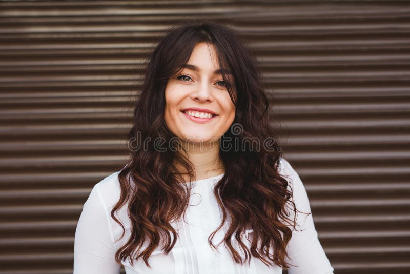 Hübsch plus die Größenfrau, die mit perfektem Lächeln lächelt lizenzfreies stockfoto Hübsch plus die Größenfrau, die mit perfektem Lächeln lächelt lizenzfreies stockfoto