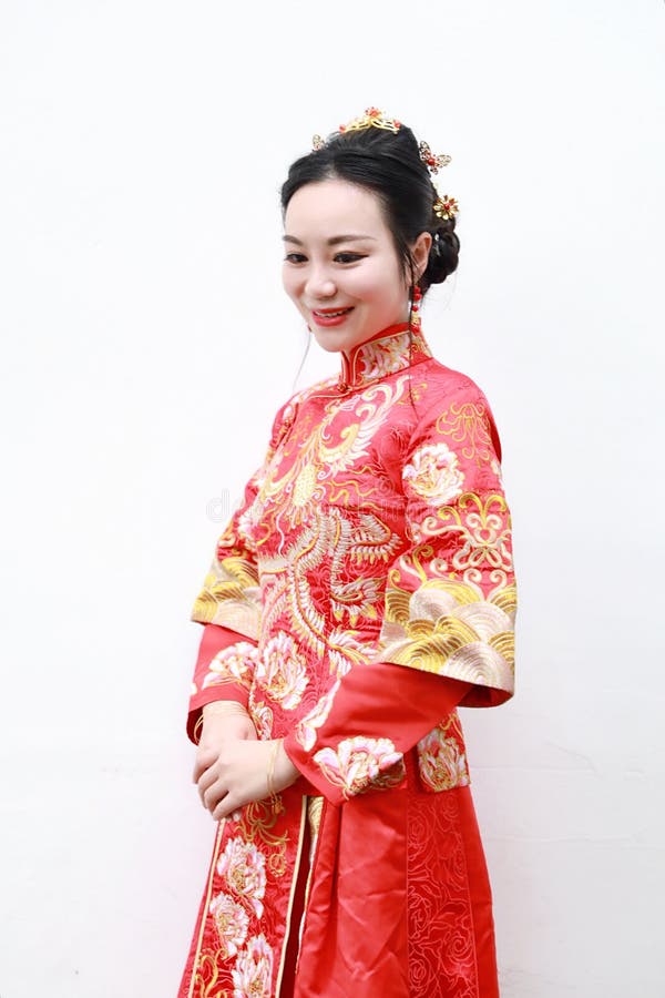 Hübsche asiatische chinesische schöne Braut mit traditionellem chinesischem Heiratskleid stockfotografie Hübsche asiatische chinesische schöne Braut mit traditionellem chinesischem Heiratskleid stockfotografie