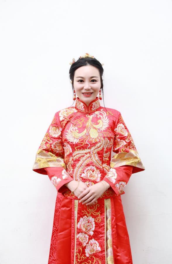 Hübsche asiatische chinesische schöne Braut mit traditionellem chinesischem Heiratskleid stockfotografie Hübsche asiatische chinesische schöne Braut mit traditionellem chinesischem Heiratskleid stockfotografie