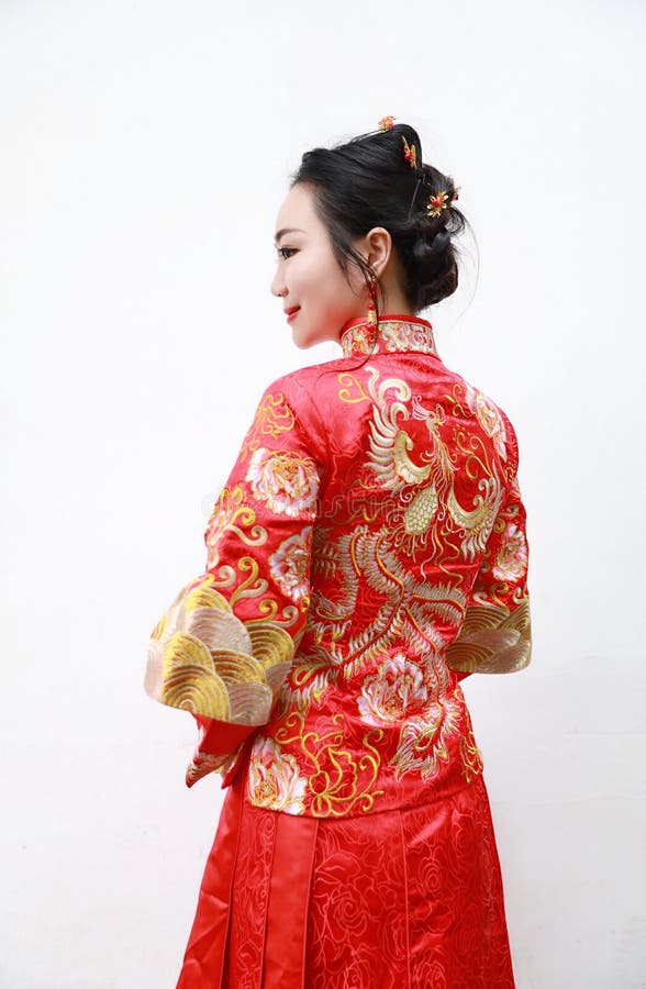 Hübsche asiatische chinesische schöne Braut mit traditionellem chinesischem Heiratskleid lizenzfreies stockbild Hübsche asiatische chinesische schöne Braut mit traditionellem chinesischem Heiratskleid lizenzfreies stockbild