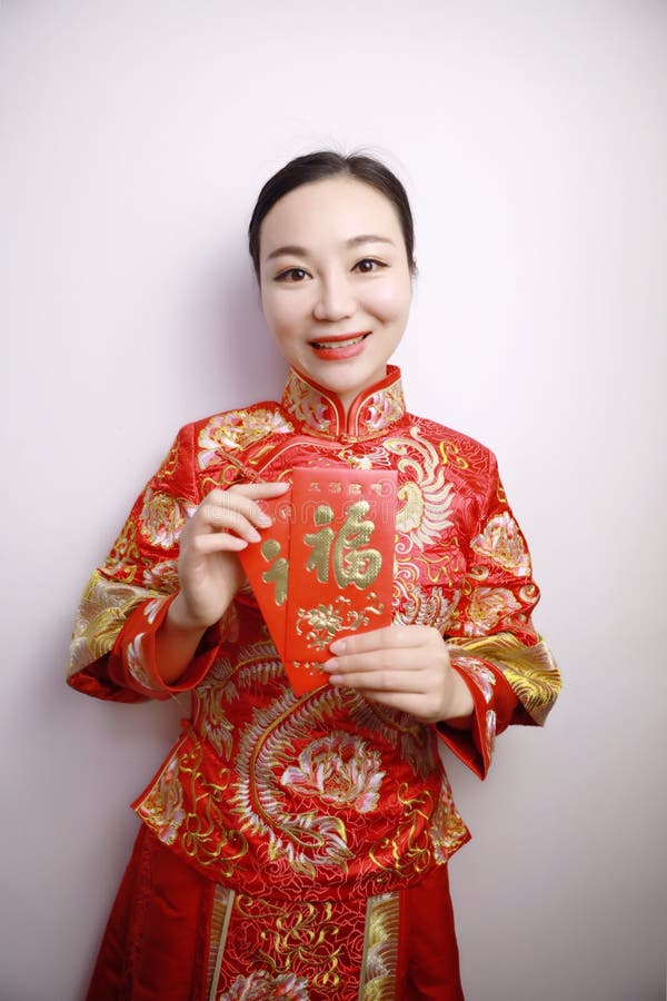Hübsche asiatische chinesische schöne Lächeln Braut mit der traditionellen chinesischen roten Hand der Hochzeit Kleidermit roter stockfoto Hübsche asiatische chinesische schöne Lächeln Braut mit der traditionellen chinesischen roten Hand der Hochzeit Kleidermit roter stockfoto