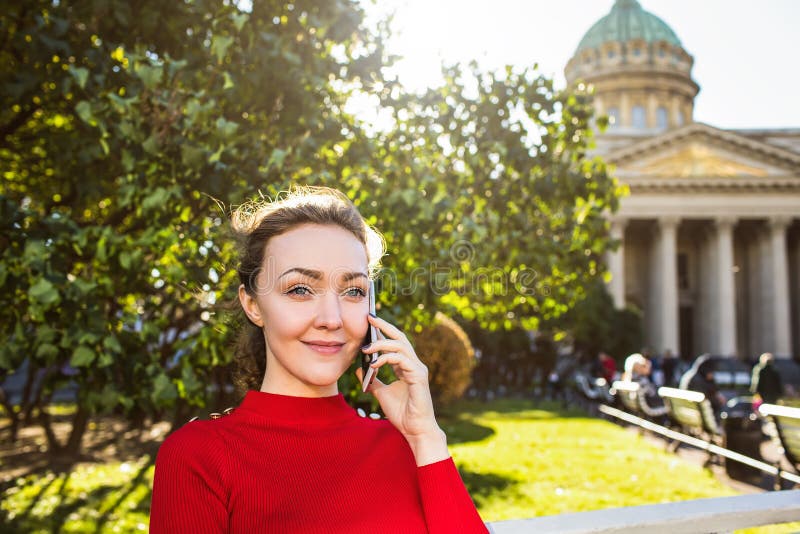 Hübsche Frau, die mit einem Handy spricht stockbilder