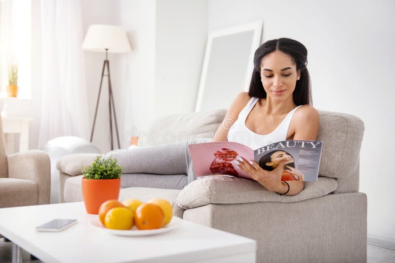 Hübsche Frau, die Schönheitsrat vom Hochglanzmagazin erhält stockfoto Hübsche Frau, die Schönheitsrat vom Hochglanzmagazin erhält stockfoto