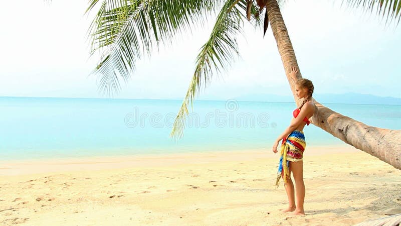 Hübsche Frau am tropischen Strand