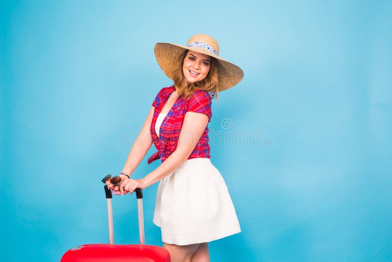 Hübsche Frau und roter Koffer Schönheits-, Mode-, Reise- und Leutekonzept lizenzfreies stockfoto Hübsche Frau und roter Koffer Schönheits-, Mode-, Reise- und Leutekonzept lizenzfreies stockfoto