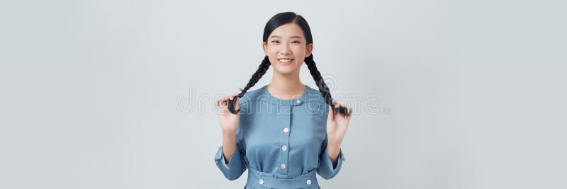 Hübsche Frauenschminke und Haarstil mit Ferkeln lizenzfreie stockbilder