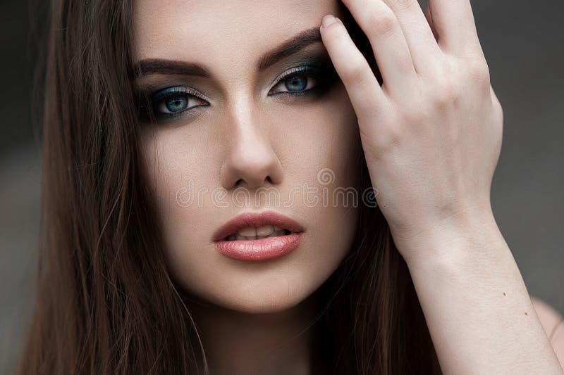 Hübsche junge sexy Street Mode sinnliche Frau posieren draußen dr lizenzfreies stockbild Hübsche junge sexy Street Mode sinnliche Frau posieren draußen dr lizenzfreies stockbild