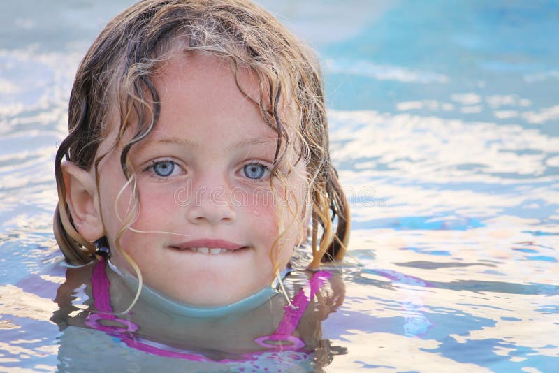 Hübsche Mädchenschwimmen lizenzfreies stockfoto Hübsche Mädchenschwimmen lizenzfreies stockfoto