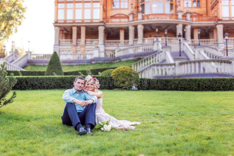 Hübsche Paare, die in einem städtischen Park umarmen und flirten lizenzfreies stockfoto Hübsche Paare, die in einem städtischen Park umarmen und flirten lizenzfreies stockfoto