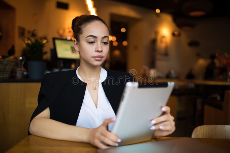 Hübsche Studentin mit digitaler Tablette für Online-Bildung stockfotos