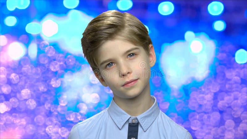 Hübscher Abschluss des kleinen Jungen oben stock footage