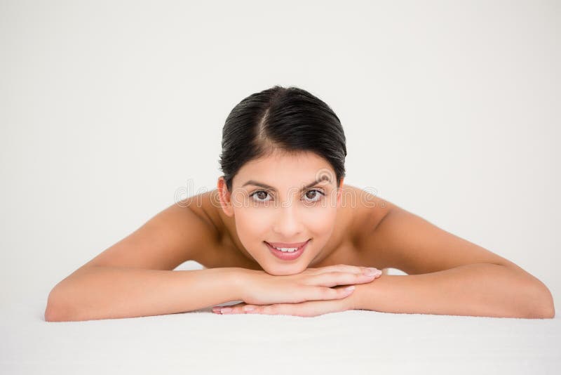 Hübscher Brunette, der eine Massage lächelt an der Kamera genießt stockbild Hübscher Brunette, der eine Massage lächelt an der Kamera genießt stockbild