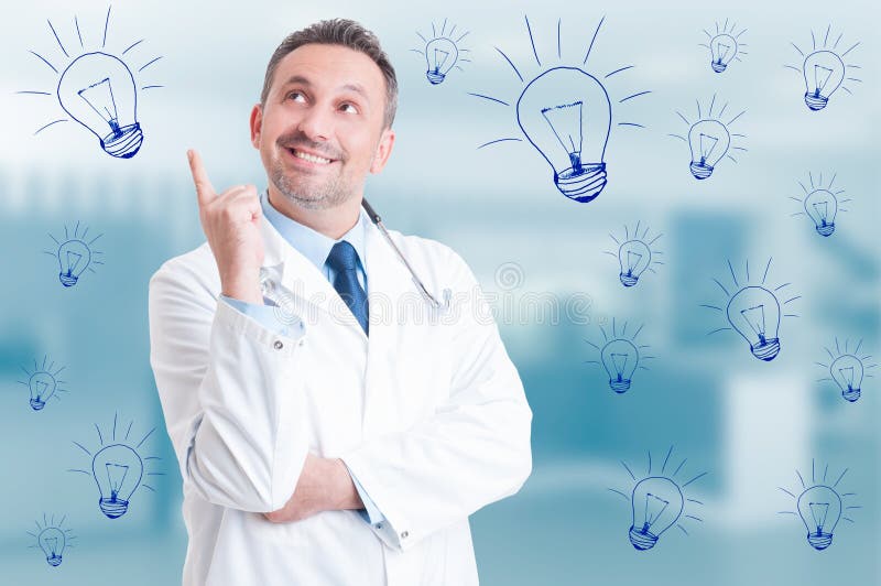 Hübscher Doktor, der eine neue Idee denkt und hat lizenzfreie stockfotos Hübscher Doktor, der eine neue Idee denkt und hat lizenzfreie stockfotos